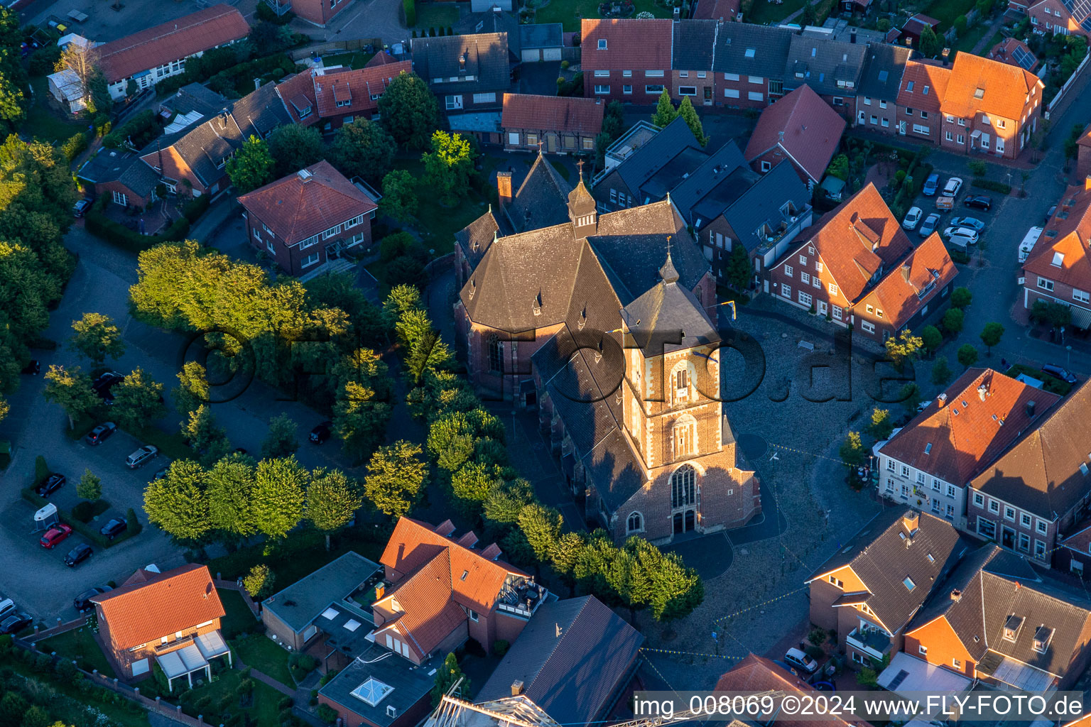Kirchengebäude von St. Walburga im Dorfkern in Ramsdorf im Bundesland Nordrhein-Westfalen, Deutschland
