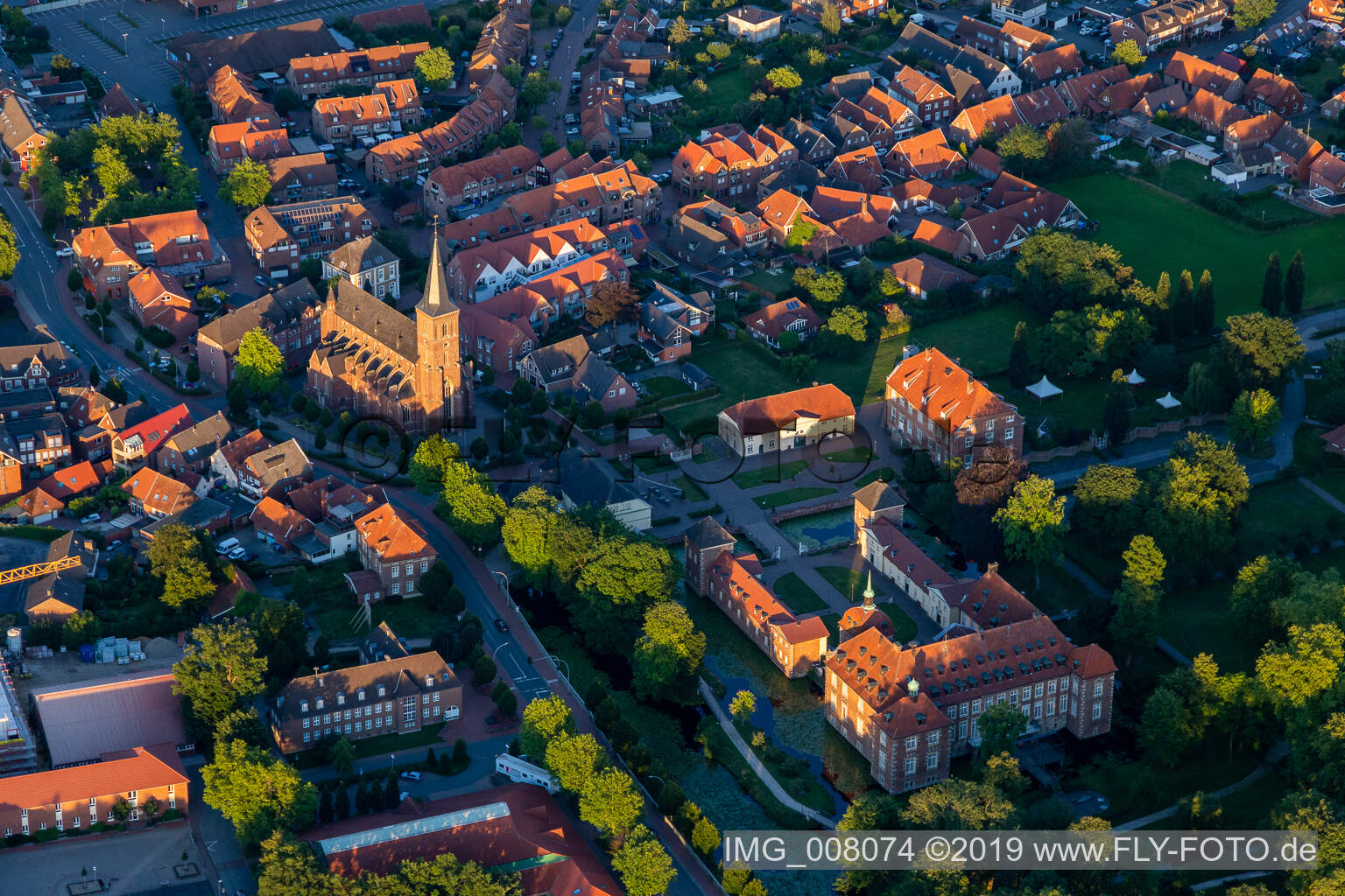 Luftbild von Chateauform Sportschloss Velen und Kirche St. Peter und Paul im Bundesland Nordrhein-Westfalen, Deutschland