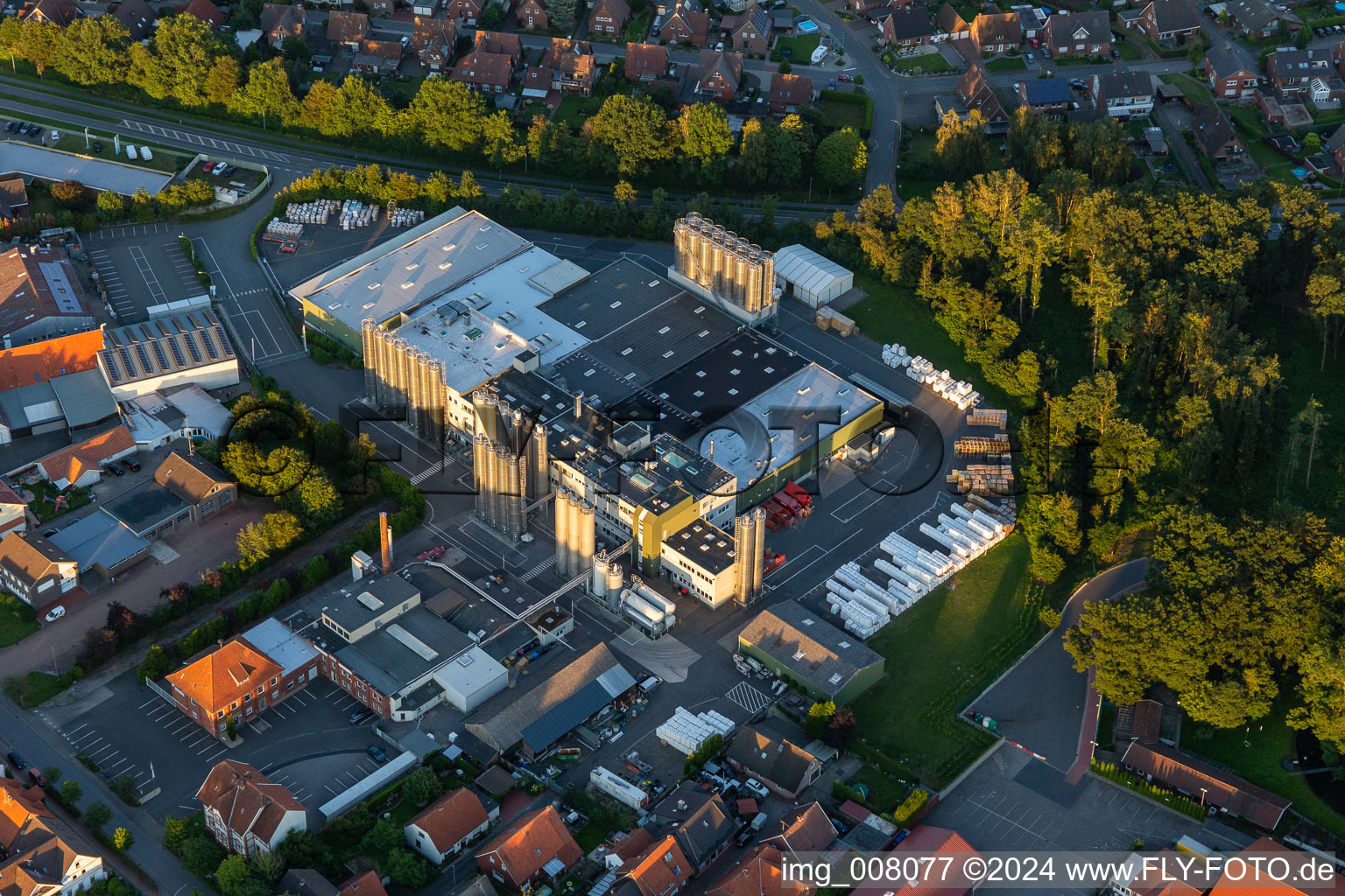 Firmengelände der Rehau AG + Co mit Hallen, Firmengebäuden und Produktionsstätten in Velen im Ortsteil Velen-Dorf im Bundesland Nordrhein-Westfalen, Deutschland