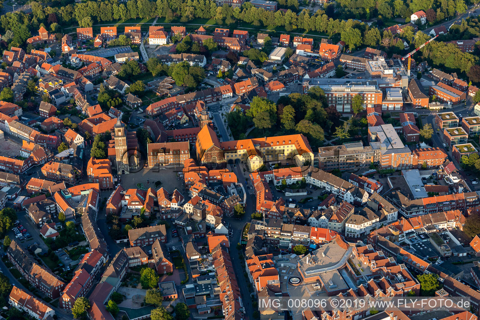 Markt mit St. Lambert und ehemaliges Stadtschloss in Coesfeld im Bundesland Nordrhein-Westfalen, Deutschland