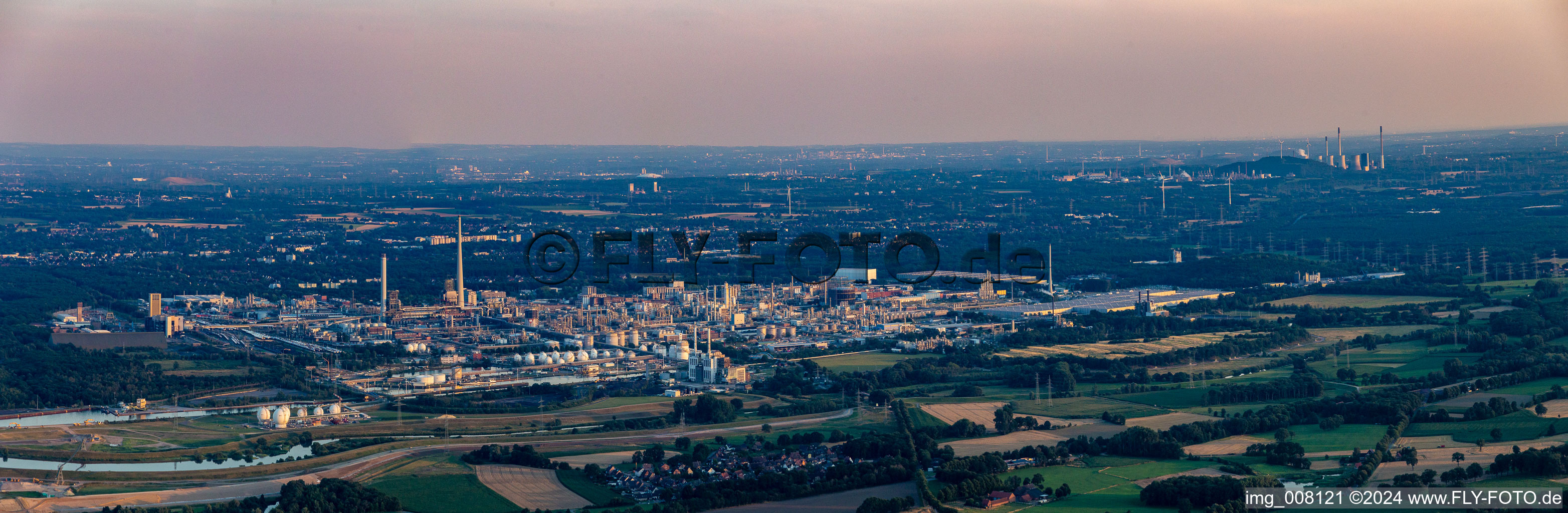 Panorama-Perspektive der Gebäude und Produktionshallen auf dem Werksgelände des Chemieproduzenten Chemiepark Marl an der Paul-Baumann Straße im Abendlicht in Marl im Bundesland Nordrhein-Westfalen, Deutschland