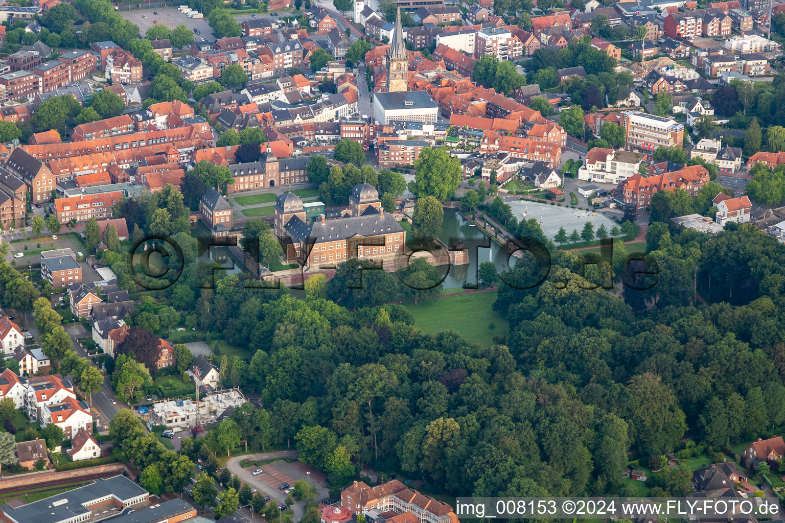Luftbild von Wasserschloss und Schloßgarten in Ahaus im Bundesland Nordrhein-Westfalen, Deutschland