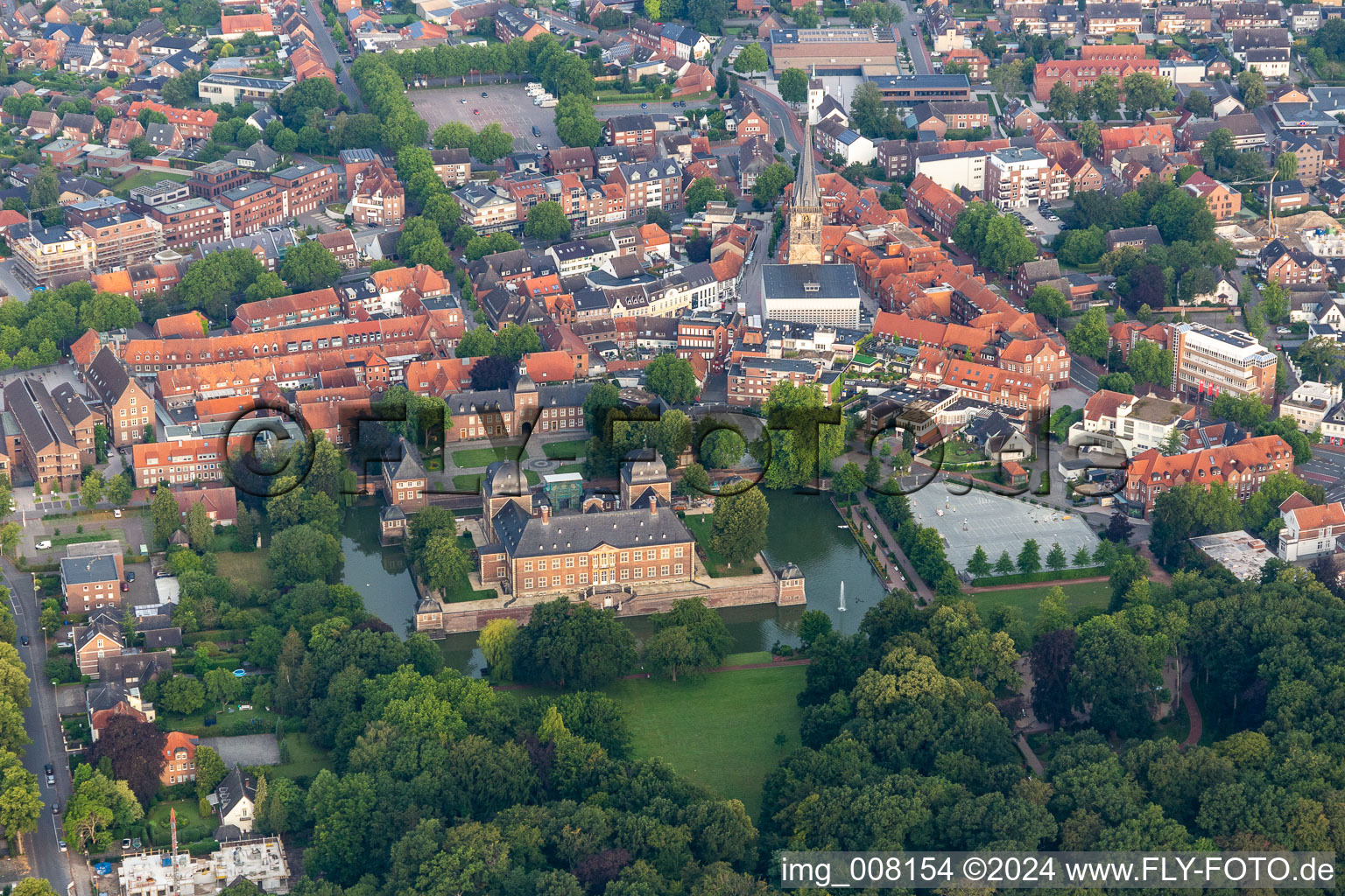 Luftaufnahme von Wasserschloss und Schloßgarten in Ahaus im Bundesland Nordrhein-Westfalen, Deutschland