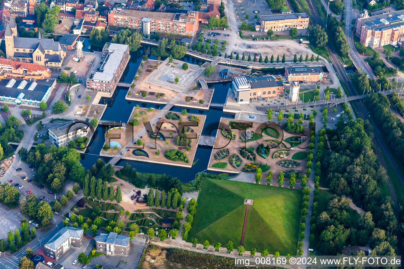 Luftbild von Parkanlage Gronau LAGA mit Kanälen, Garteninseln und Pyramide vor dem rock'n'popmuseum in Gronau (Westfalen) im Bundesland Nordrhein-Westfalen, Deutschland