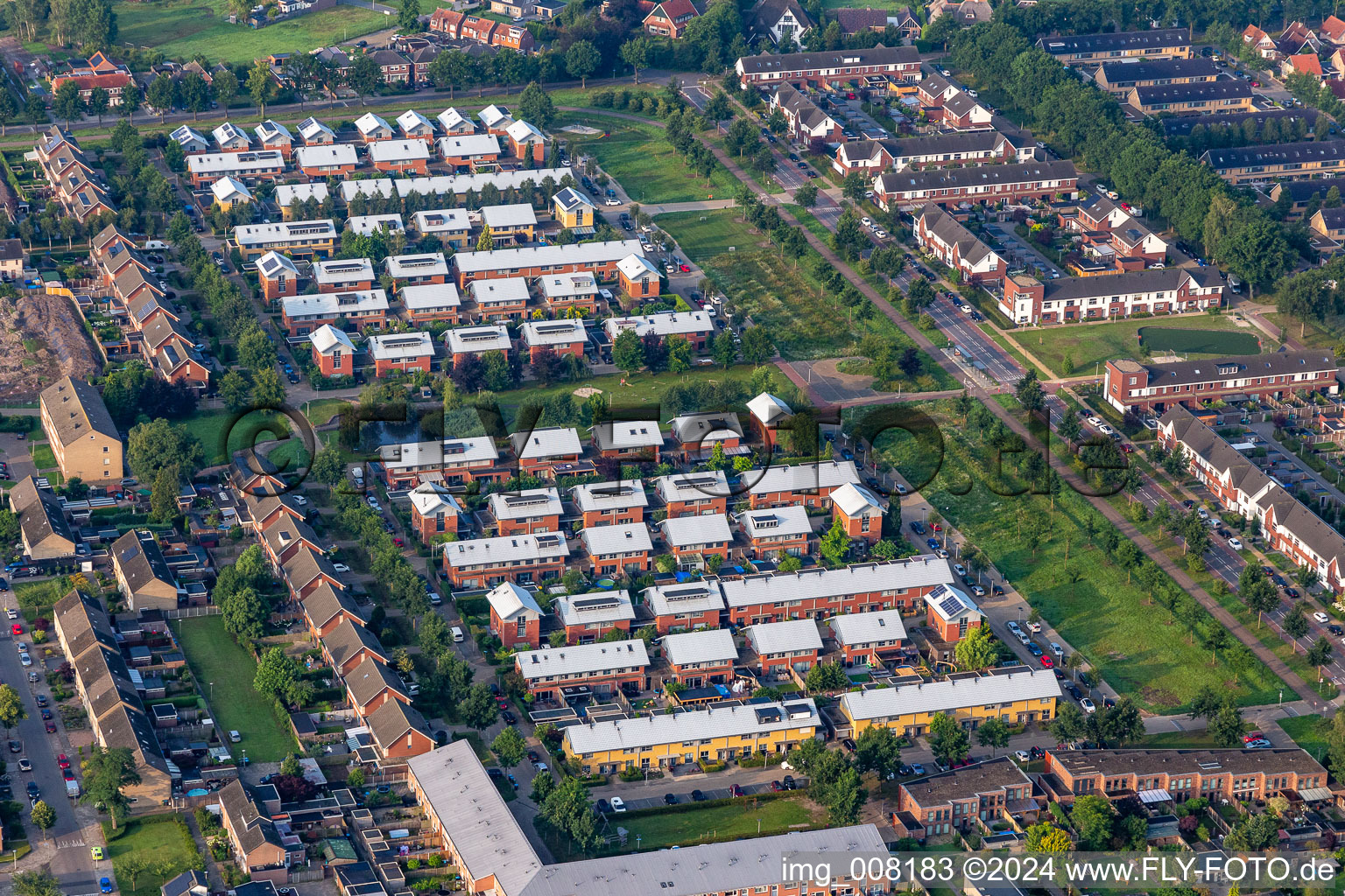 Wohngebiet einer Reihenhaus- Siedlung an der im Ortsteil Eekmaat in Enschede in Overijssel, Niederlande