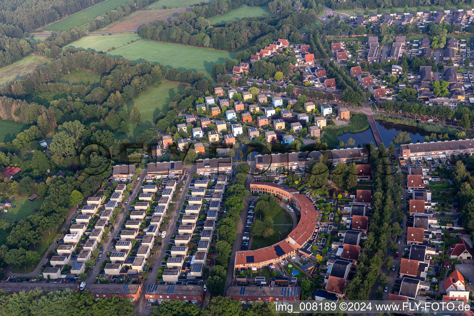 Wohngebiet mit bunten, kubusförmigen Design Einfamilienhäusern in einer Einfamilienhaussiedlung im Grünen am Wasser in Enschede in Overijssel, Niederlande