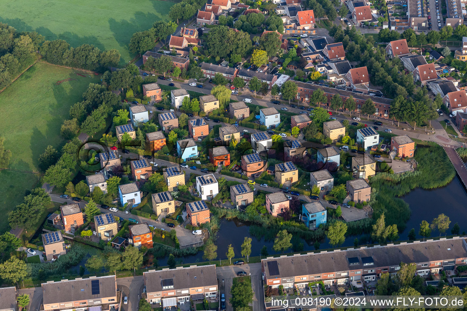 Luftbild von Wohngebiet mit bunten, kubusförmigen Design Einfamilienhäusern in einer Einfamilienhaussiedlung im Grünen am Wasser in Enschede in Overijssel, Niederlande
