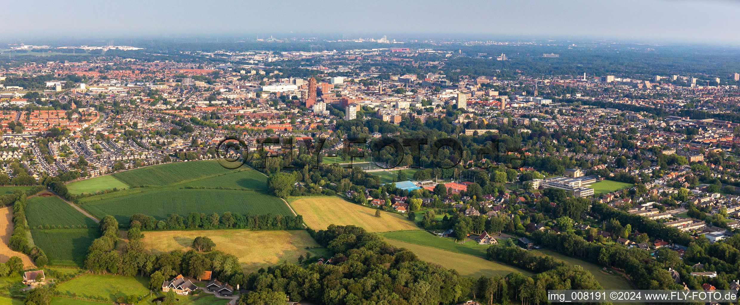 Stadtgebiet mit Außenbezirken und Innenstadtbereich in Enschede in Overijssel, Niederlande