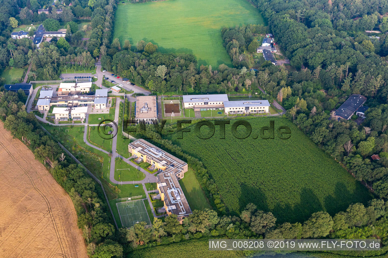 Schrägluftbild von Gefängnis Panovenweg in Rekken im Bundesland Gelderland, Niederlande