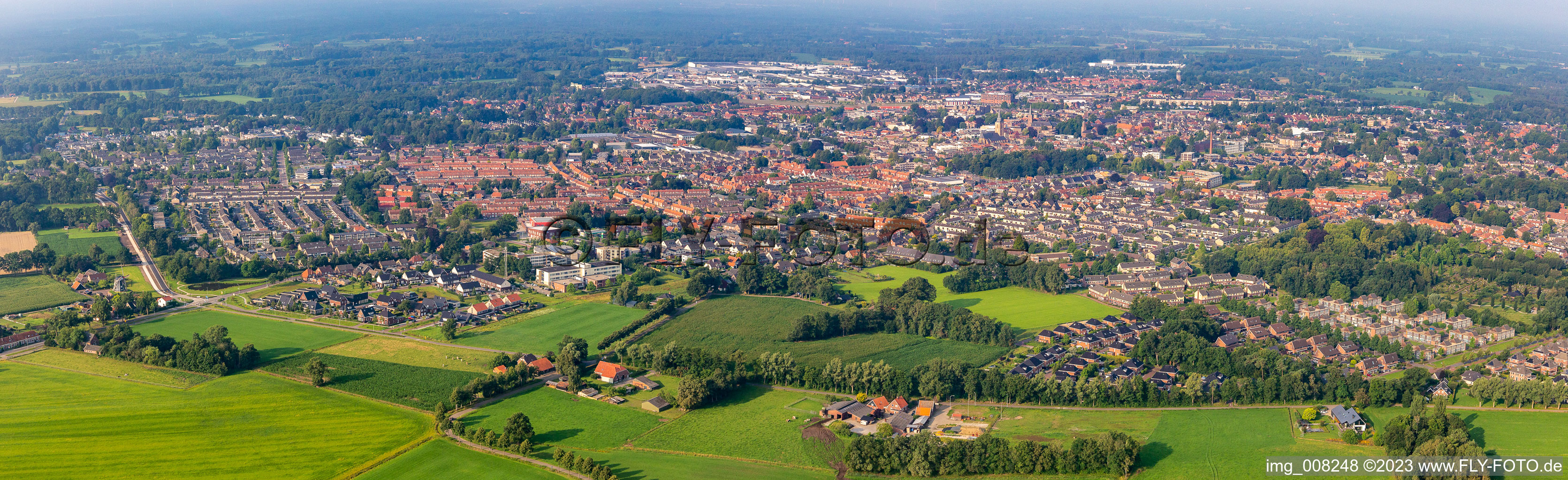 Panorama des Stadtgebiet mit Außenbezirken und Innenstadtbereich in Winterswijk in Gelderland, Niederlande