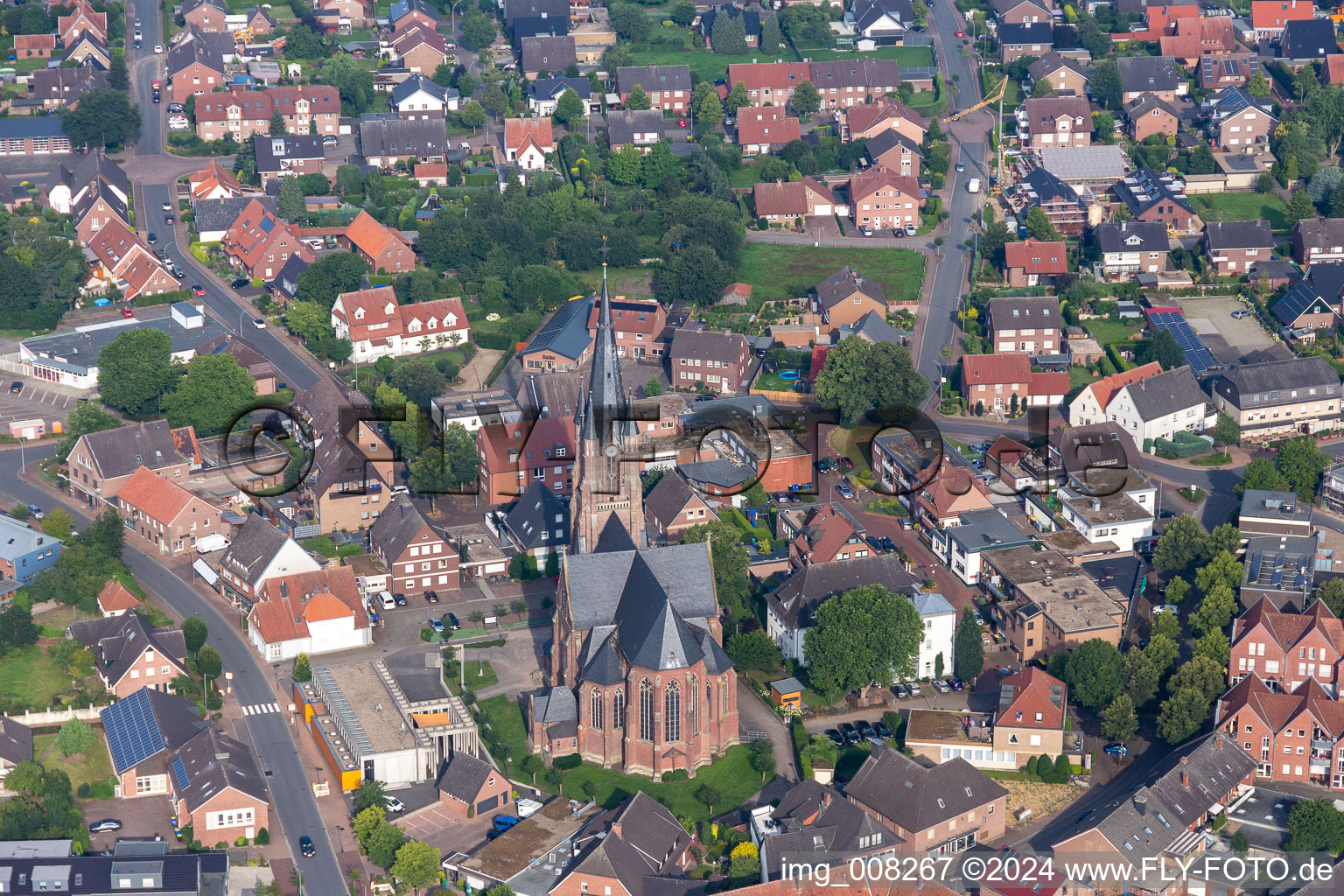 Luftbild von Kirchengebäude " St. Ludgerus Weseke " in Borken im Bundesland Nordrhein-Westfalen, Deutschland