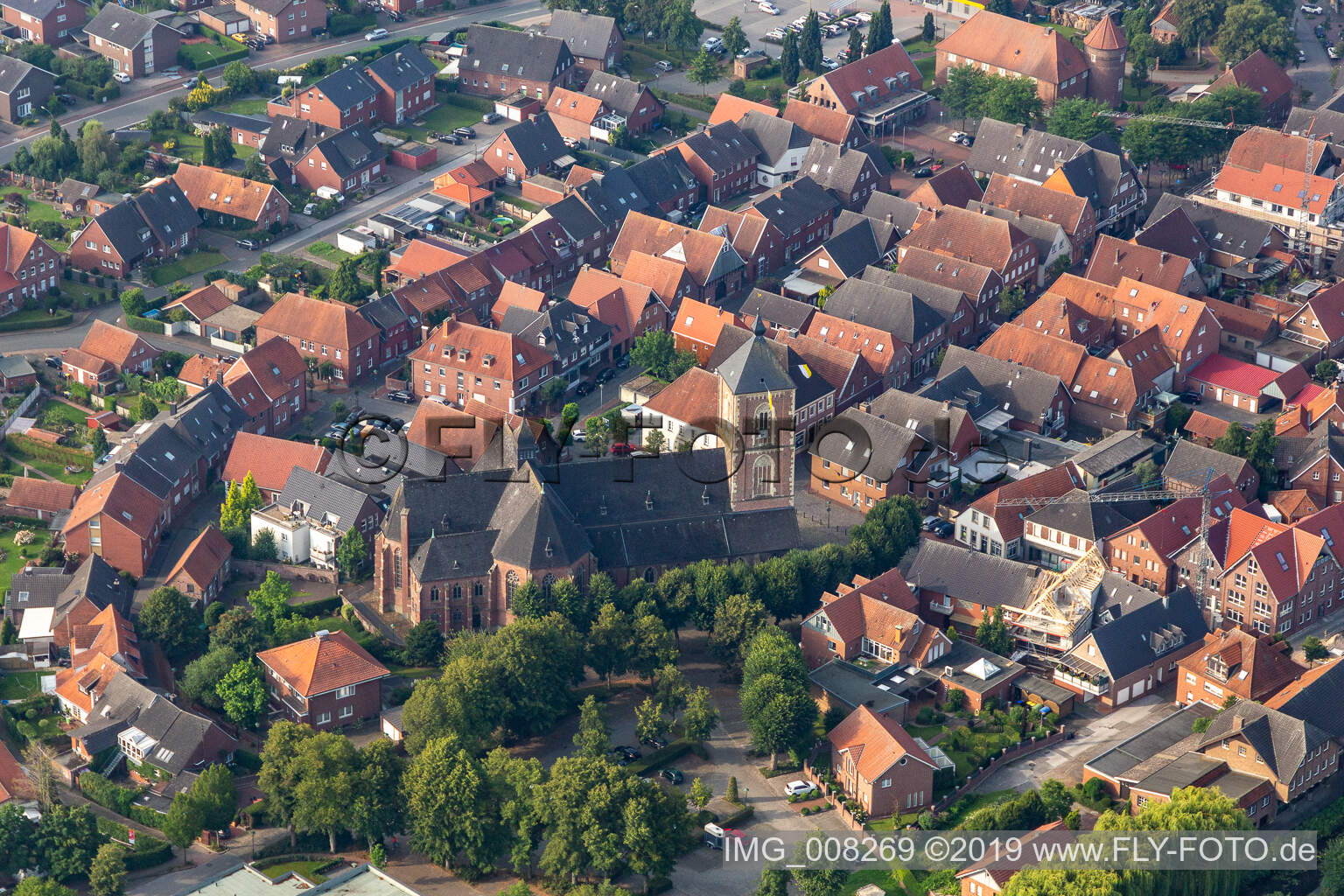 Schrägluftbild von St. Walburga in Ramsdorf im Bundesland Nordrhein-Westfalen, Deutschland