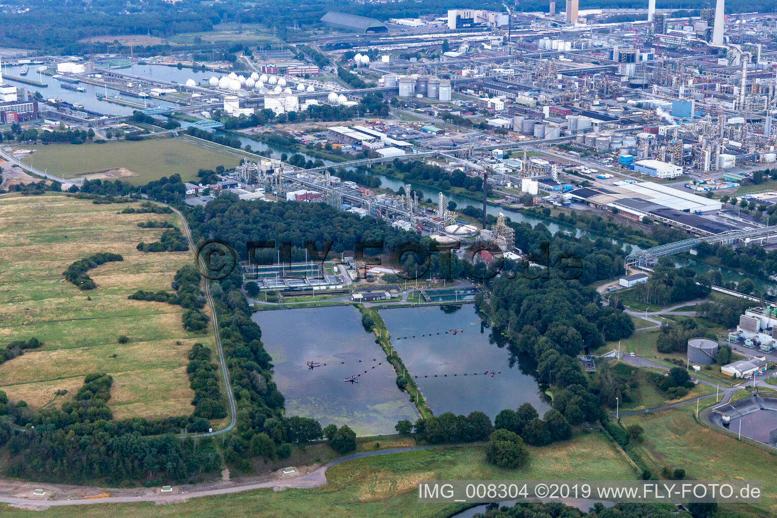Chemiepark Marl hinter den Lippeauen im Bundesland Nordrhein-Westfalen, Deutschland