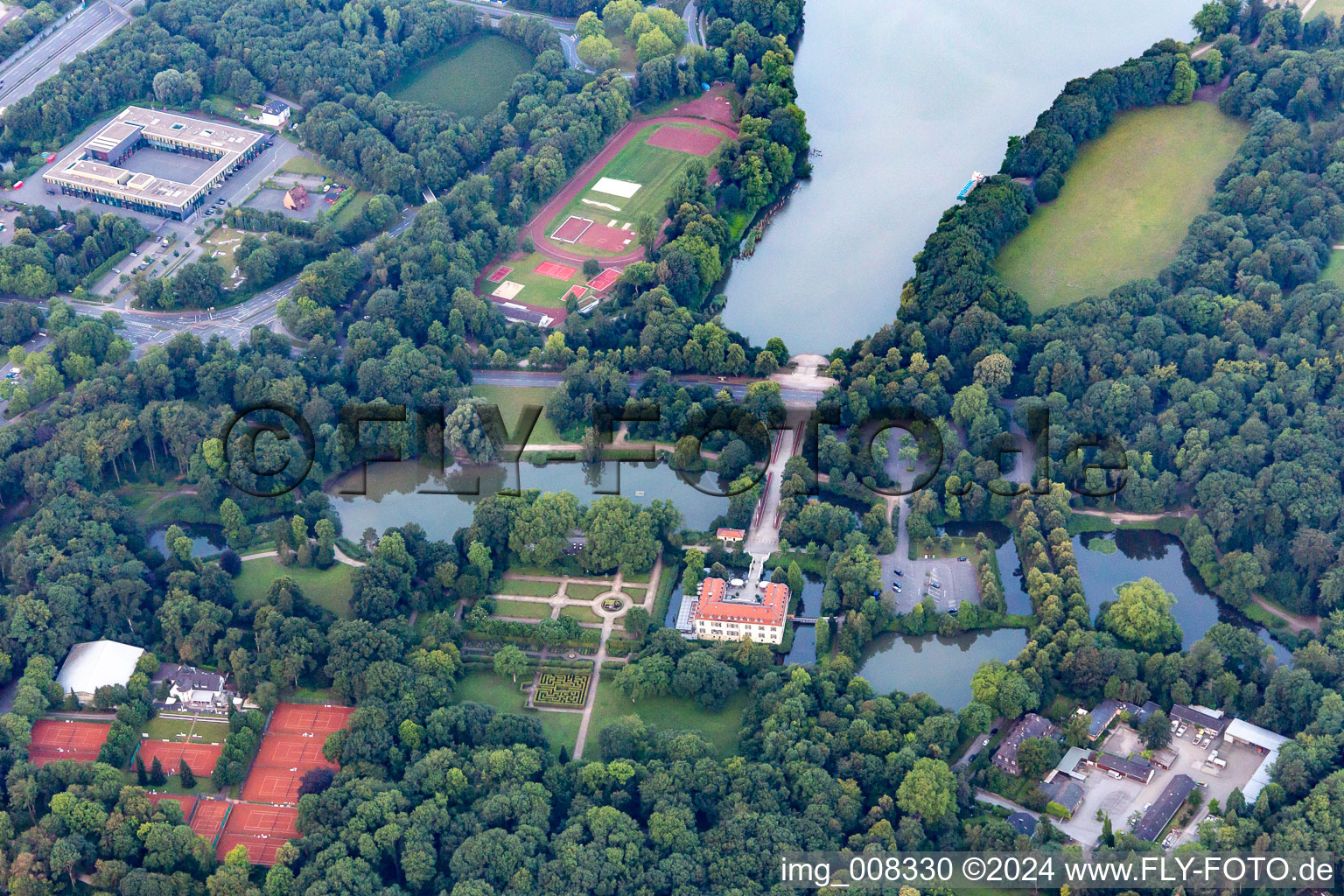 Parkanlage des Schlossgarten am Schloss Berge im Ortsteil Buer in Gelsenkirchen im Bundesland Nordrhein-Westfalen, Deutschland