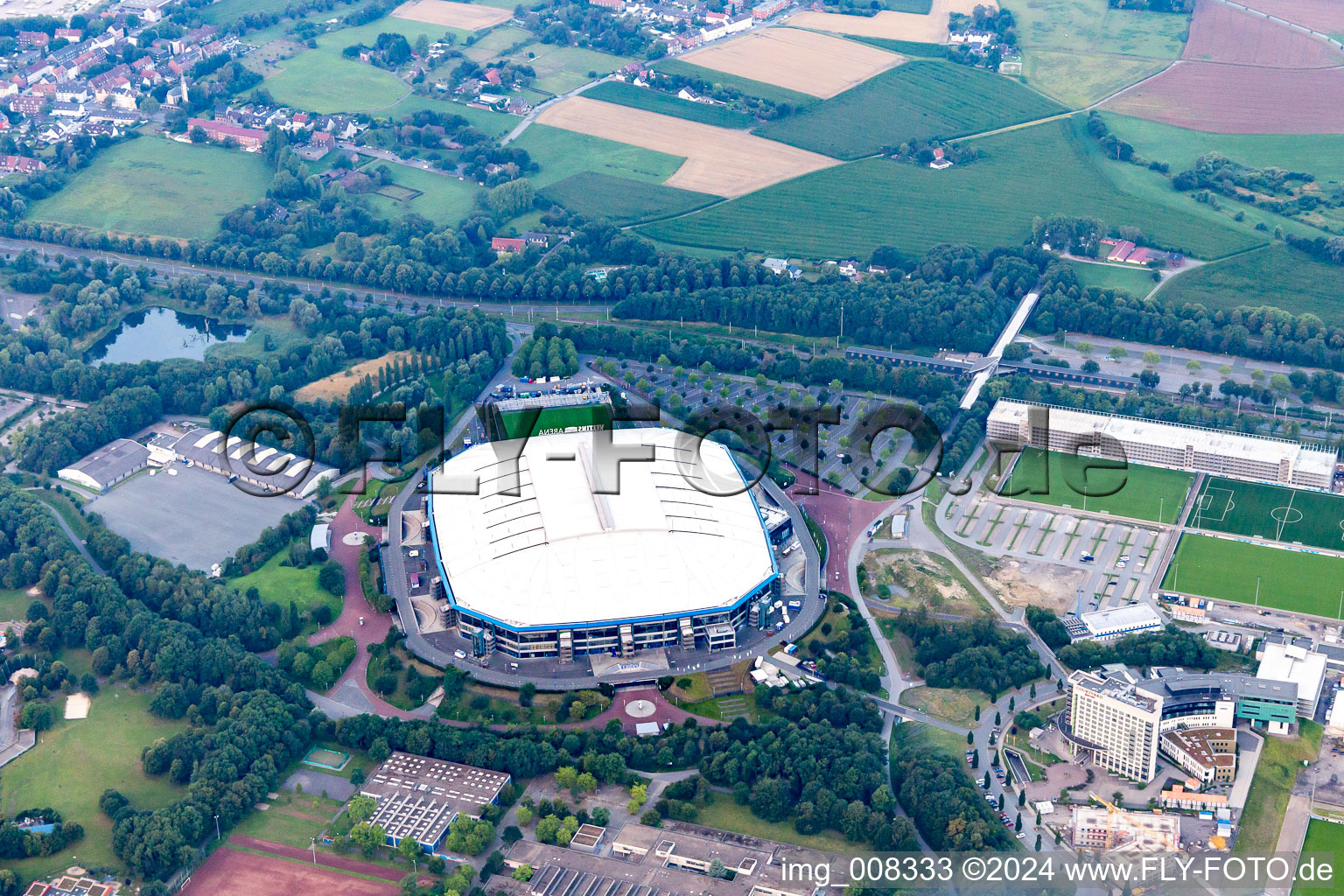Fussballstadion Veltins-Arena auf Schalke des Vereins Schalke 04 in Gelsenkirchen. Das Dach der Arena ist offen im Bundesland Nordrhein-Westfalen, Deutschland