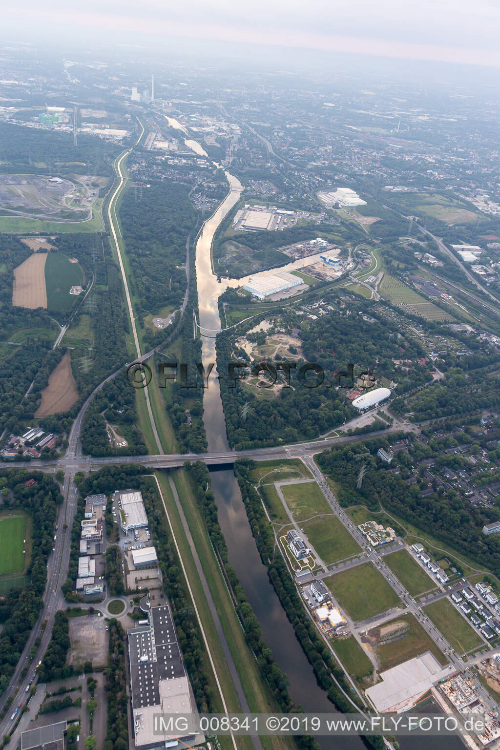 Luftaufnahme von Emscher und Rhein-Herne-Kanal in Gelsenkirchen im Bundesland Nordrhein-Westfalen, Deutschland