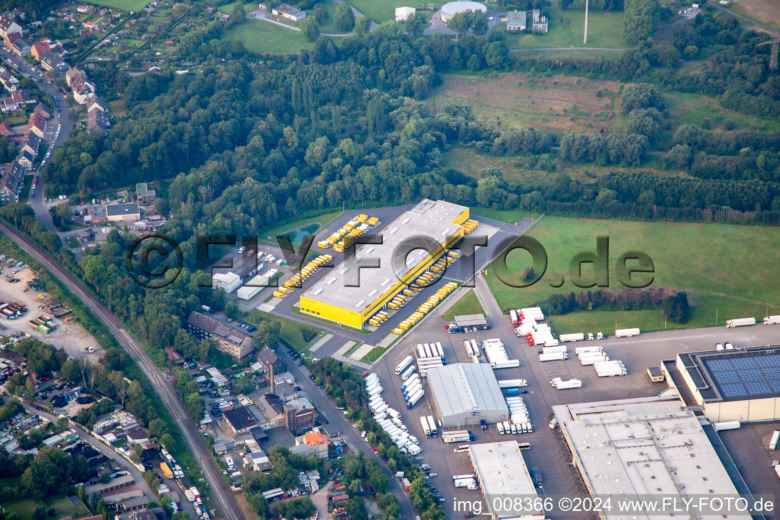 Gewerbegebiet und Firmenansiedlung entlang der Ruhrau in Essen im Bundesland Nordrhein-Westfalen, Deutschland
