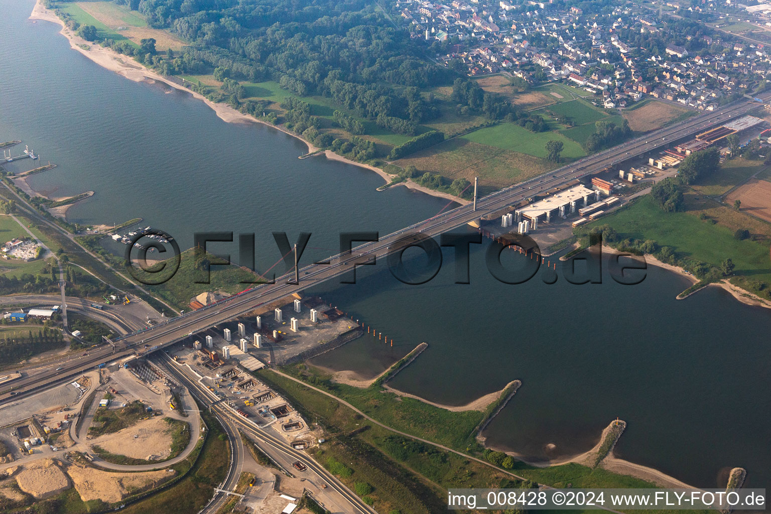 Streckenführung und Fahrspuren im Verlauf der Autobahn- Brücke der BAB A1 in Leverkusen im Ortsteil Merkenich in Köln im Bundesland Nordrhein-Westfalen, Deutschland