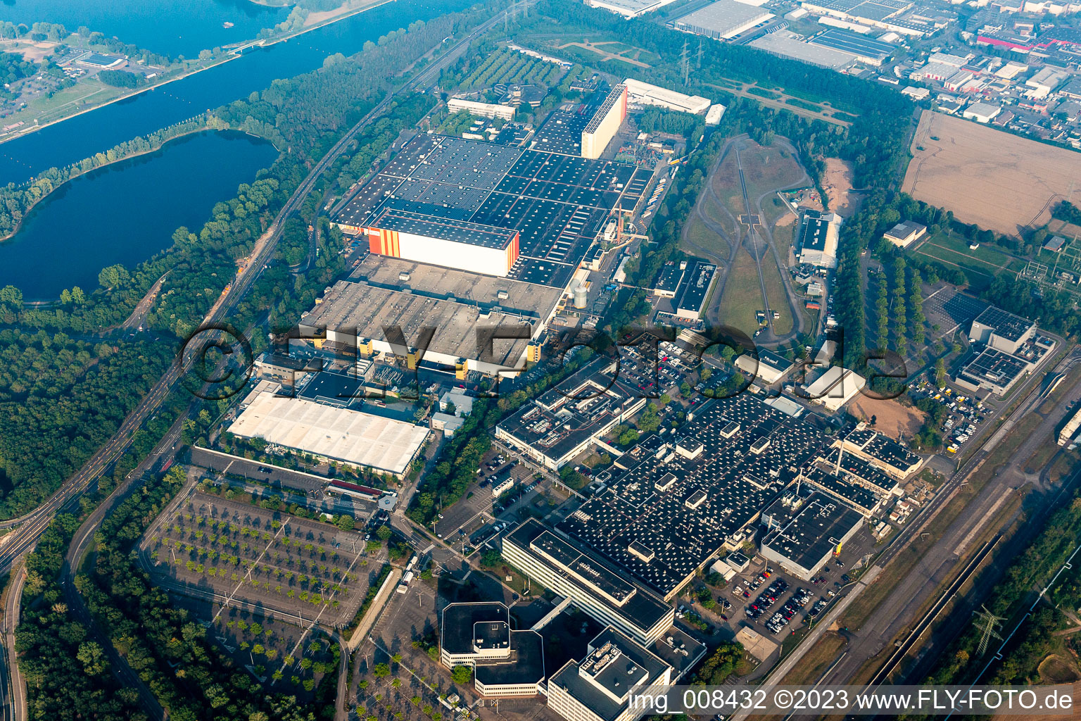 Gebäude und Produktionshallen auf dem Werksgelände Ford-Werke GmbH im Ortsteil Niehl in Köln im Bundesland Nordrhein-Westfalen, Deutschland