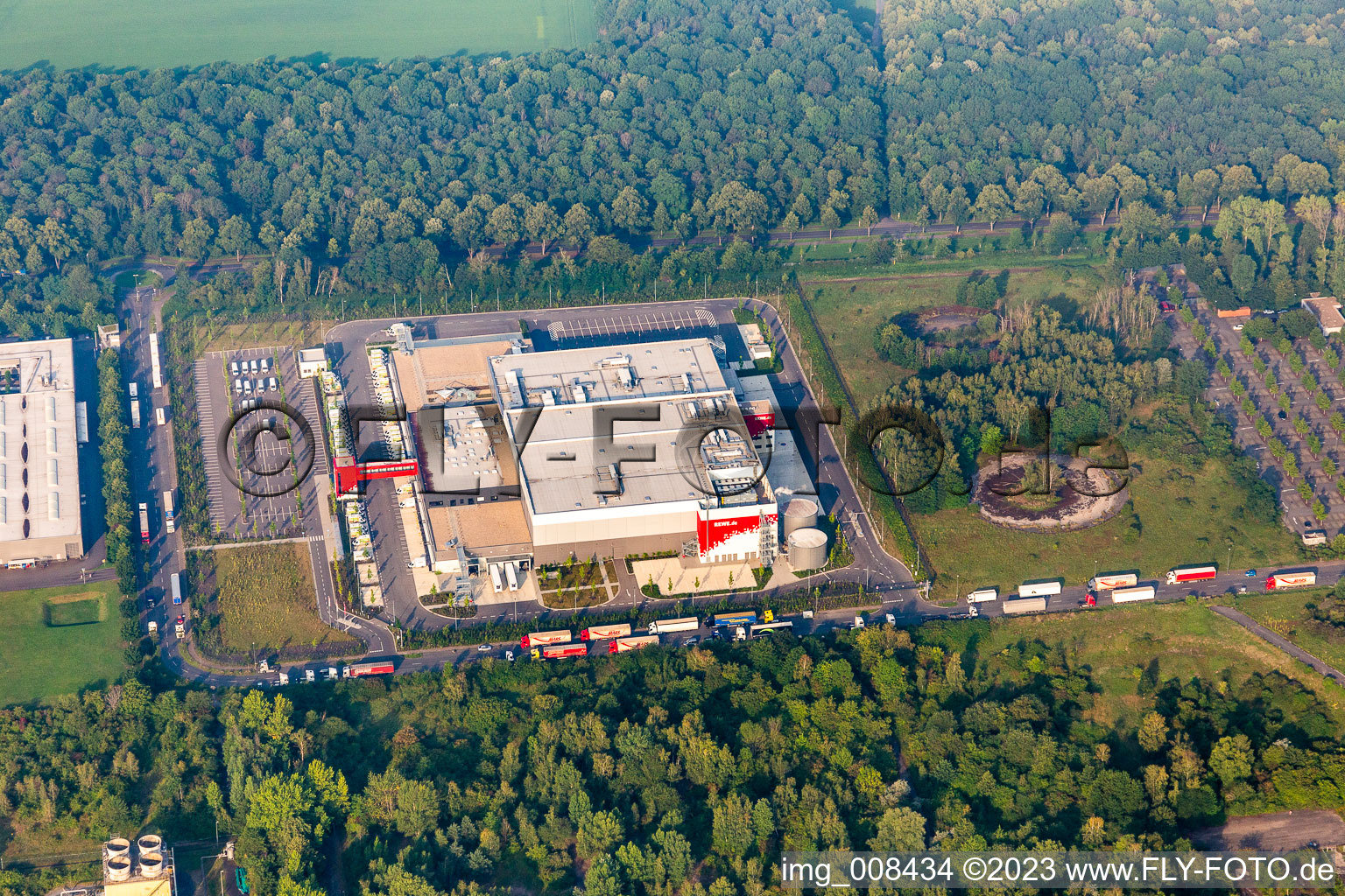 Gebäudekomplex und Gelände des Logistikzentrums der REWE Markt GmbH im Ortsteil Niehl in Köln im Bundesland Nordrhein-Westfalen, Deutschland