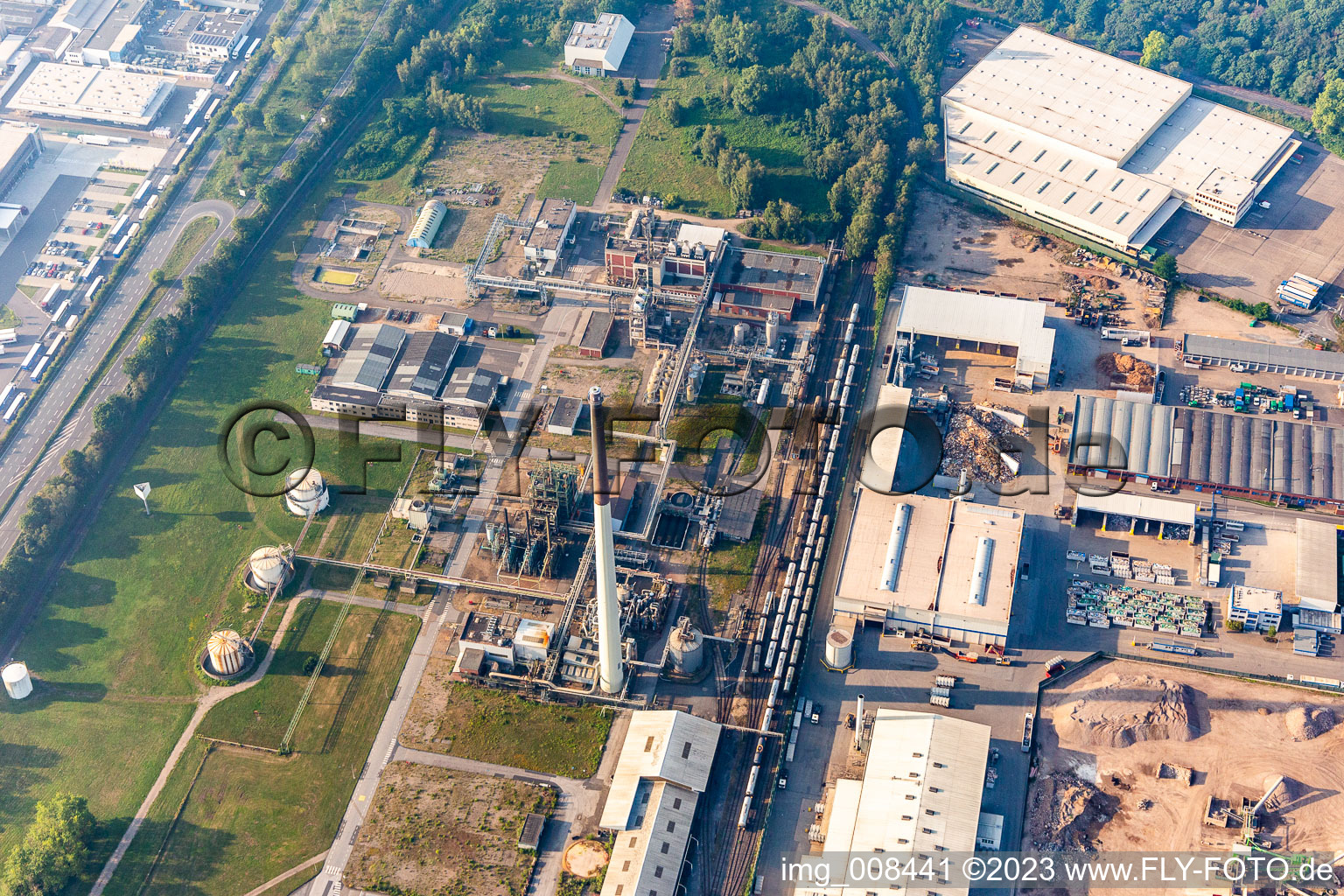 Gebäude und Produktionshallen auf dem Werksgelände des Chemieproduzenten Carbosulf Chemische Werke in Köln im Ortsteil Niehl im Bundesland Nordrhein-Westfalen, Deutschland
