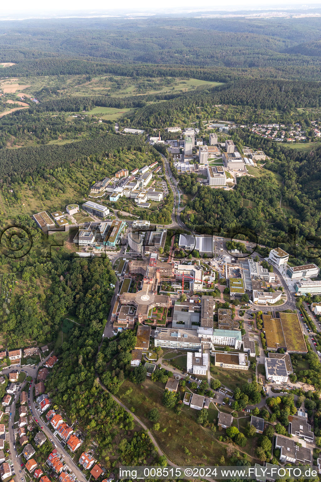 Luftaufnahme von Gesamtübersicht des Klinikgelände des Krankenhauses Medizinische Universitätsklinik auf dem Schnarrenberg in Tübingen im Bundesland Baden-Württemberg, Deutschland