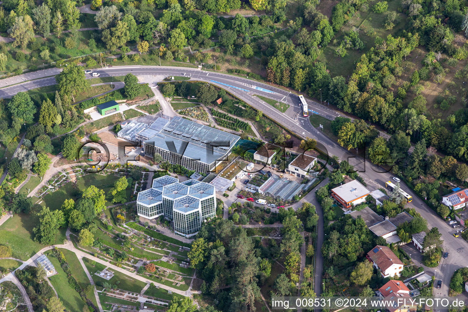 Luftbild von Terrassen- förmigen Parkanlage des Botanischen Garten, Tropicarium und Arboretum der Universität Tübingen in Tübingen im Bundesland Baden-Württemberg, Deutschland