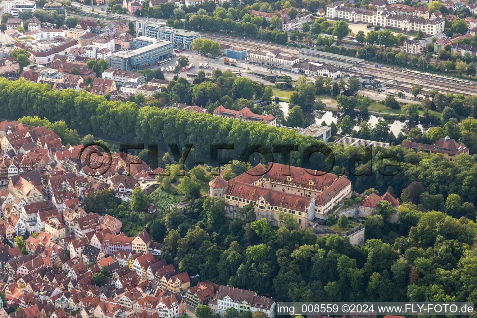 Luftbild von Burganlage des Schloß Hohen Tübingen mit dem Museum Alte Kulturen in Tübingen im Bundesland Baden-Württemberg, Deutschland