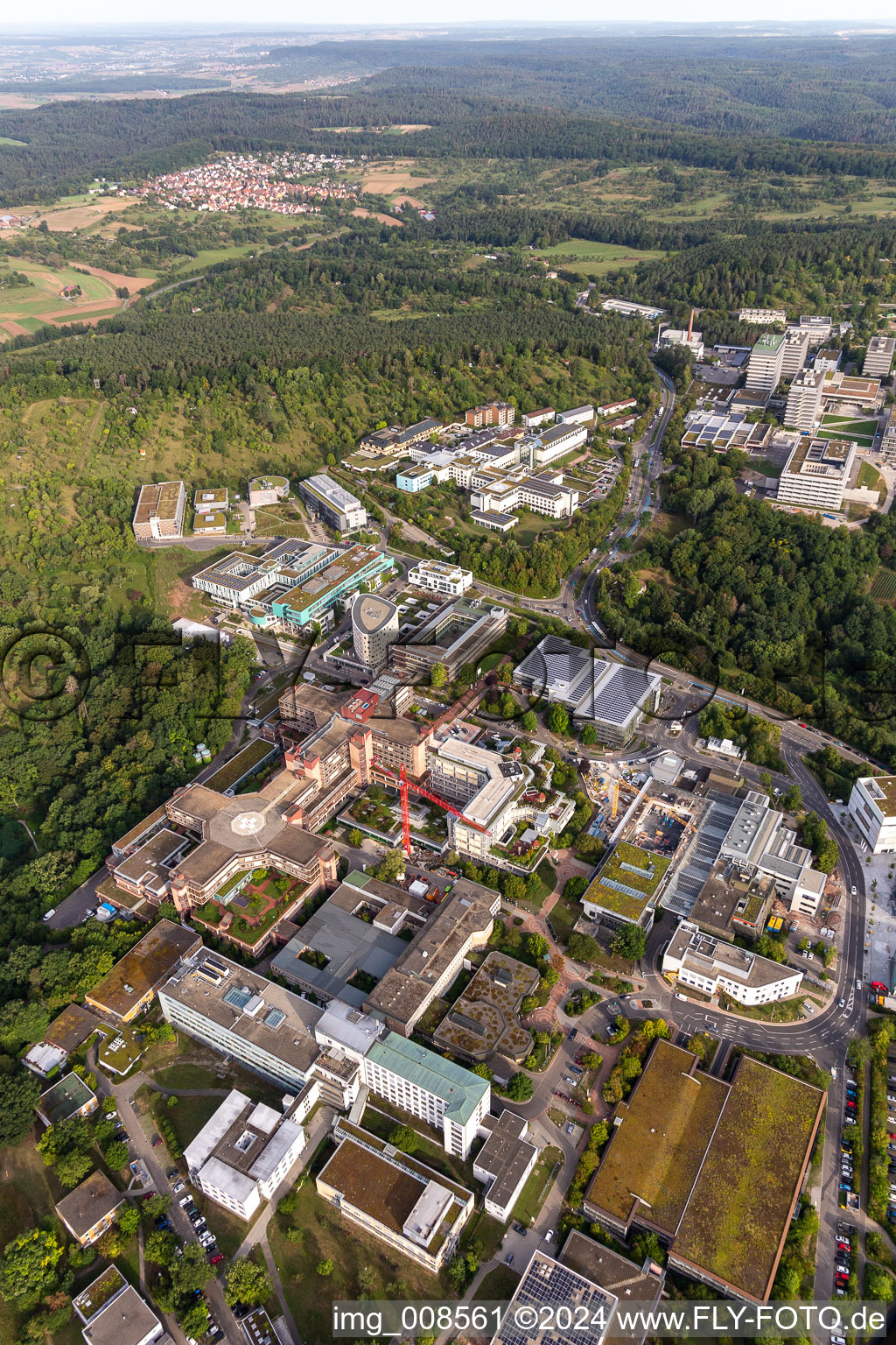Schrägluftbild von Gesamtübersicht des Klinikgelände des Krankenhauses Medizinische Universitätsklinik auf dem Schnarrenberg in Tübingen im Bundesland Baden-Württemberg, Deutschland