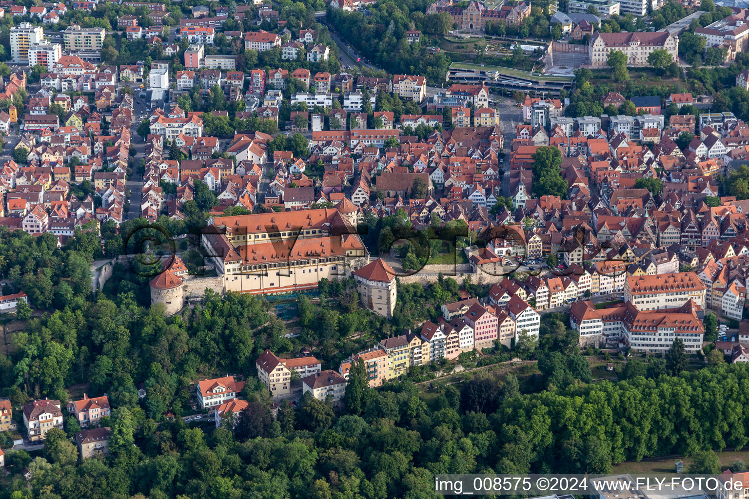 Luftaufnahme von Burganlage des Schloß Hohen Tübingen mit dem Museum Alte Kulturen in Tübingen im Bundesland Baden-Württemberg, Deutschland