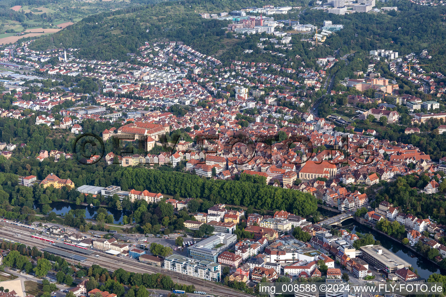 Luftaufnahme von Ortsansicht der Straßen und Häuser der Wohngebiete in Tübingen im Bundesland Baden-Württemberg, Deutschland