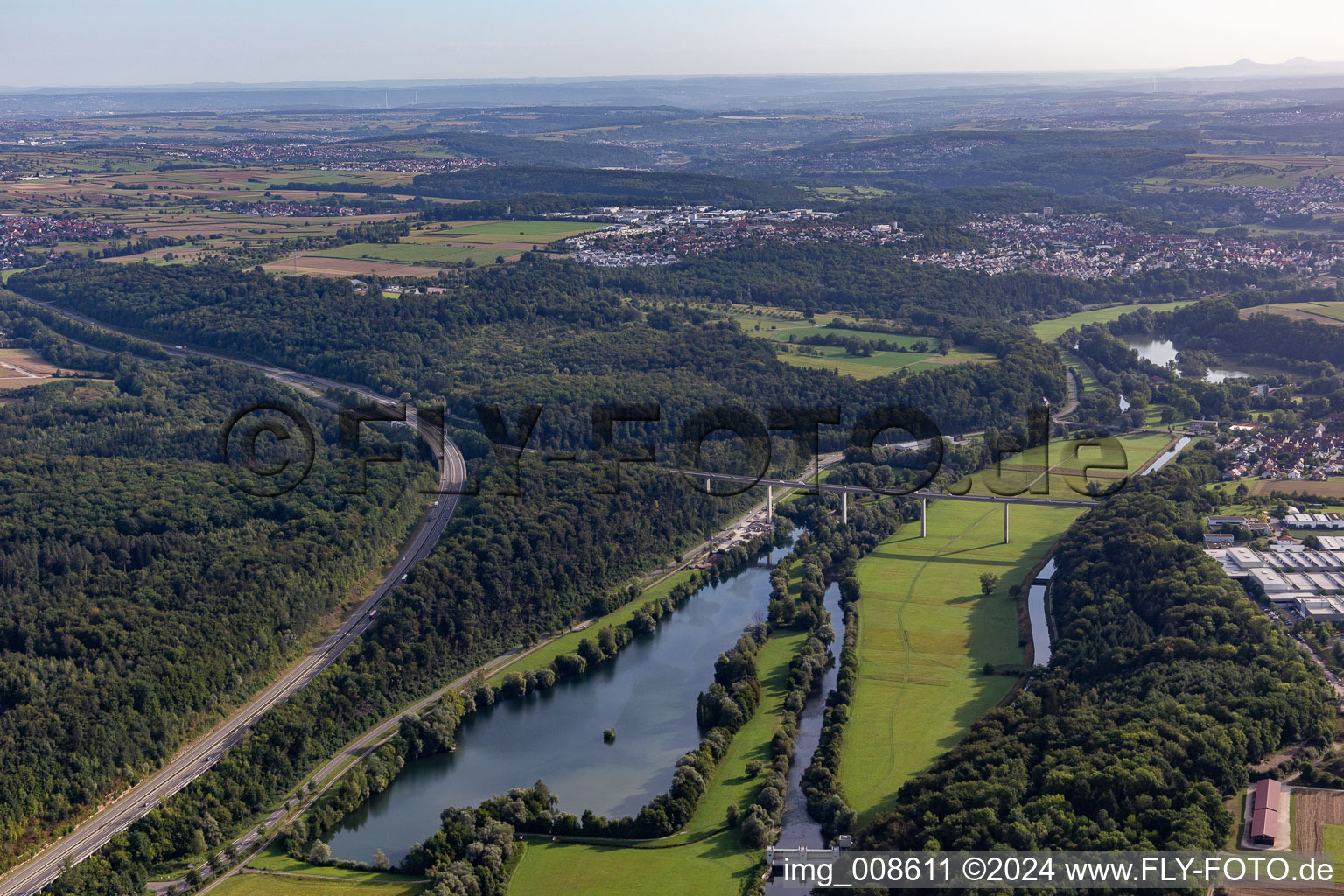Fluß - Brückenbauwerk zur Überquerung Neckartalviadukt über dem Baggersee in Kirchentellinsfurt im Bundesland Baden-Württemberg, Deutschland