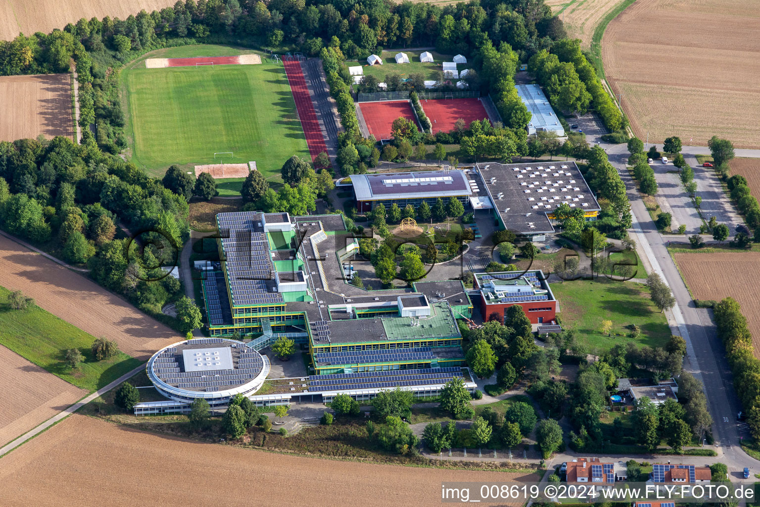 Schulgebäude der HAP Grieshaber Gymnasium im BZN und Wittumhalle in Rommelsbach im Bundesland Baden-Württemberg, Deutschland