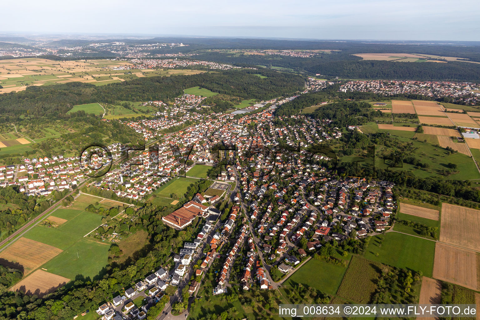 Ortsansicht der Straßen und Häuser der Wohngebiete in Wannweil im Bundesland Baden-Württemberg, Deutschland