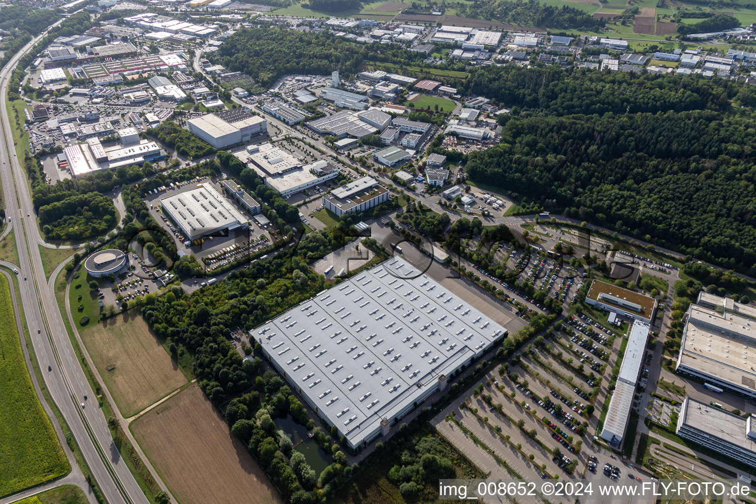 Gebäudekomplex und Gelände des Logistikzentrums Daimler AG LogistikCenter in Kusterdingen im Bundesland Baden-Württemberg, Deutschland
