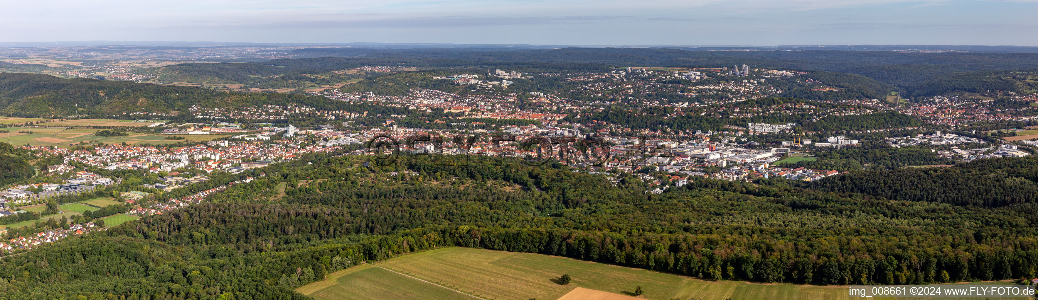 Panorama Perspektive Stadtgebiet mit Außenbezirken und Innenstadtbereich in Tübingen im Bundesland Baden-Württemberg, Deutschland