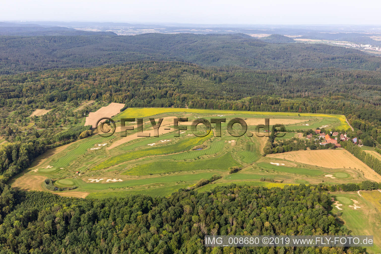 Gelände des Golfplatz Golfclub Schloss Kressbach in Kressbach im Bundesland Baden-Württemberg, Deutschland von oben gesehen