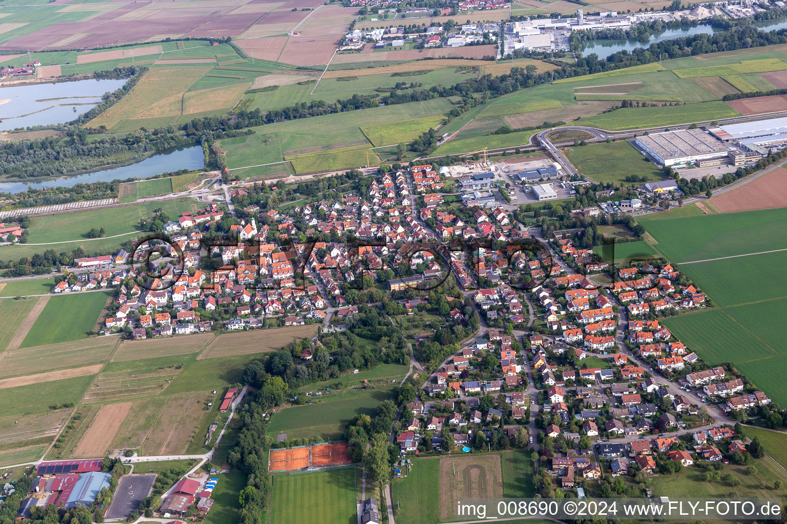 Ortsansicht am Rande von landwirtschaftlichen Feldern und Nutzflächen in Bühl in Tübingen im Bundesland Baden-Württemberg, Deutschland