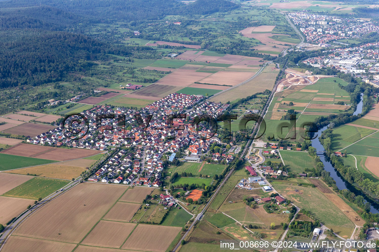 Ortsansicht am Rande von landwirtschaftlichen Feldern und Nutzflächen in Kiebingen in Rottenburg am Neckar im Bundesland Baden-Württemberg, Deutschland