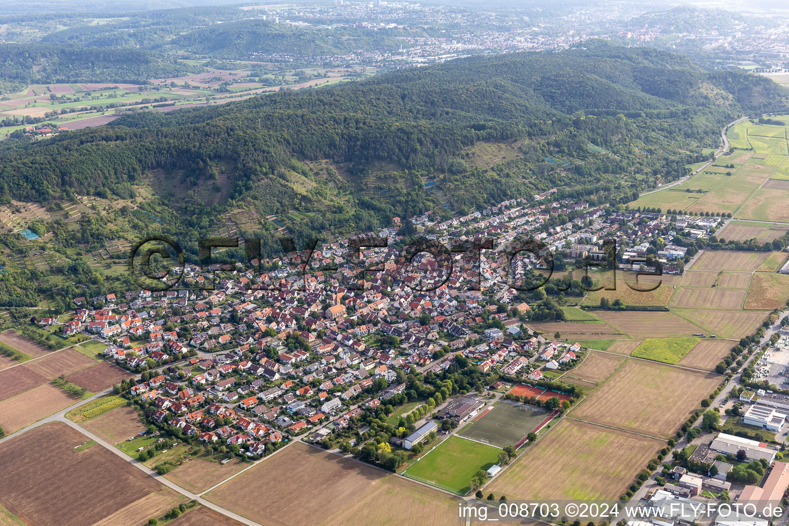 Ortsansicht der Straßen und Häuser der Wohngebiete in Hirschau in Tübingen im Bundesland Baden-Württemberg, Deutschland