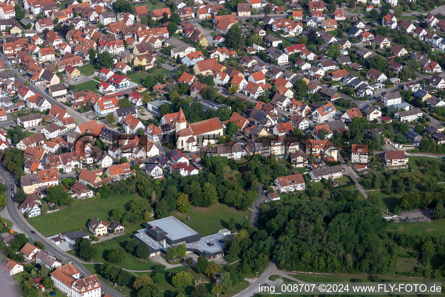Ortsansicht der Straßen und Häuser der Wohngebiete in Wurmlingen im Bundesland Baden-Württemberg, Deutschland