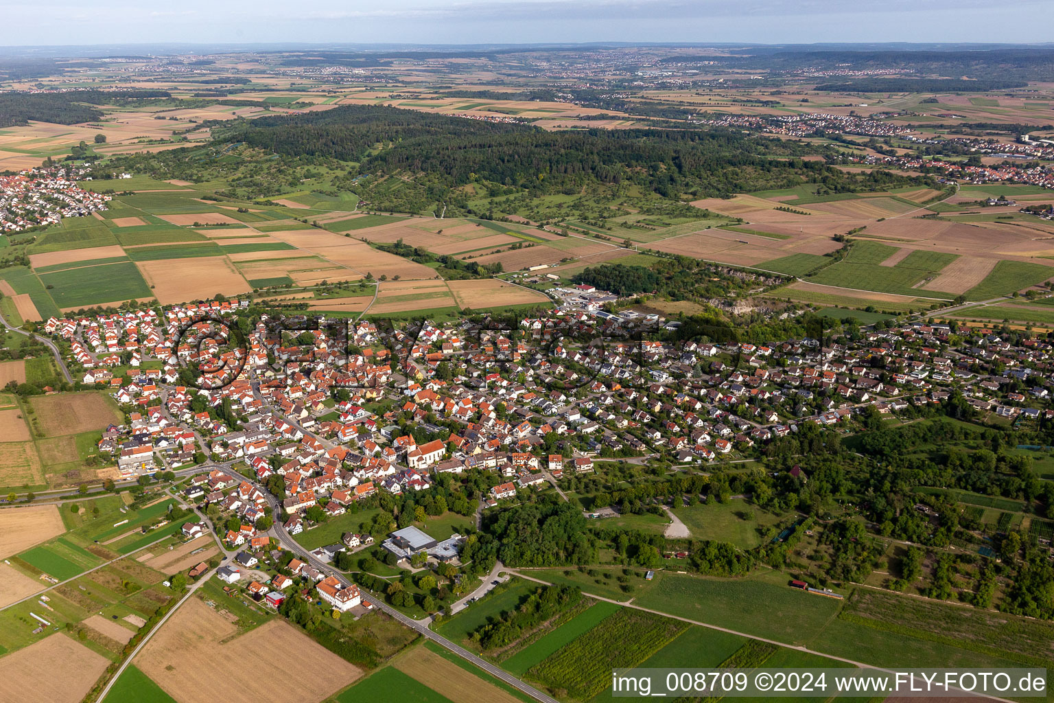 Ortsansicht am Rande von landwirtschaftlichen Feldern und Nutzflächen in Hirschau in Tübingen im Bundesland Baden-Württemberg, Deutschland