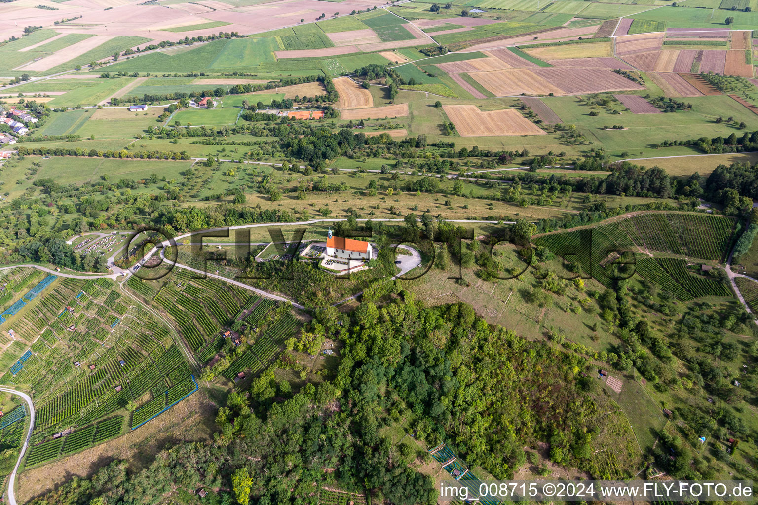 Luftbild von Kirch- Gebäude am Rande von landwirtschaftlichen Feldern und Nutzflächen in Wurmlingen in Rottenburg am Neckar im Bundesland Baden-Württemberg, Deutschland