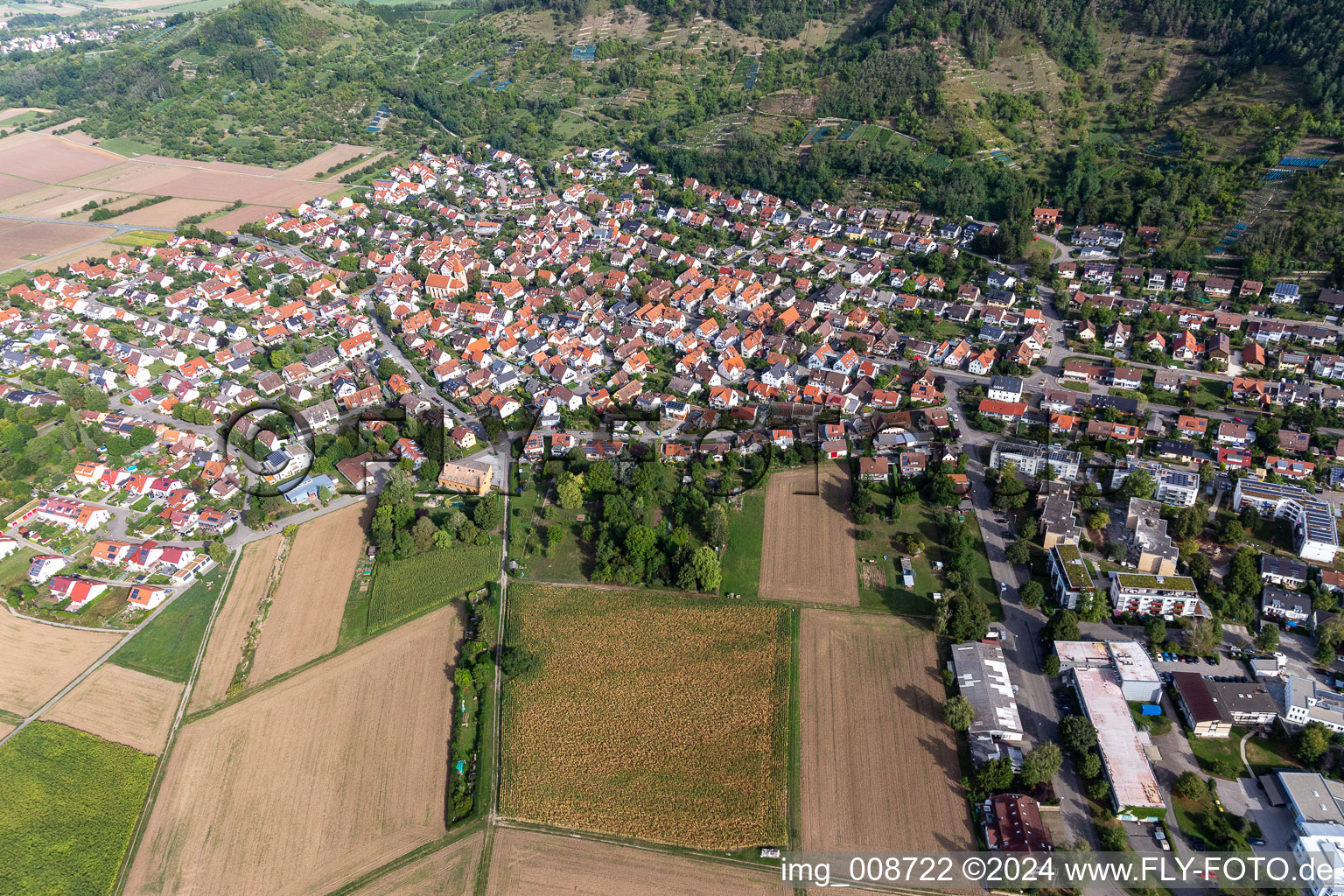 Luftbild von Ortsansicht am Rande von landwirtschaftlichen Feldern und Nutzflächen in Hirschau in Tübingen im Bundesland Baden-Württemberg, Deutschland