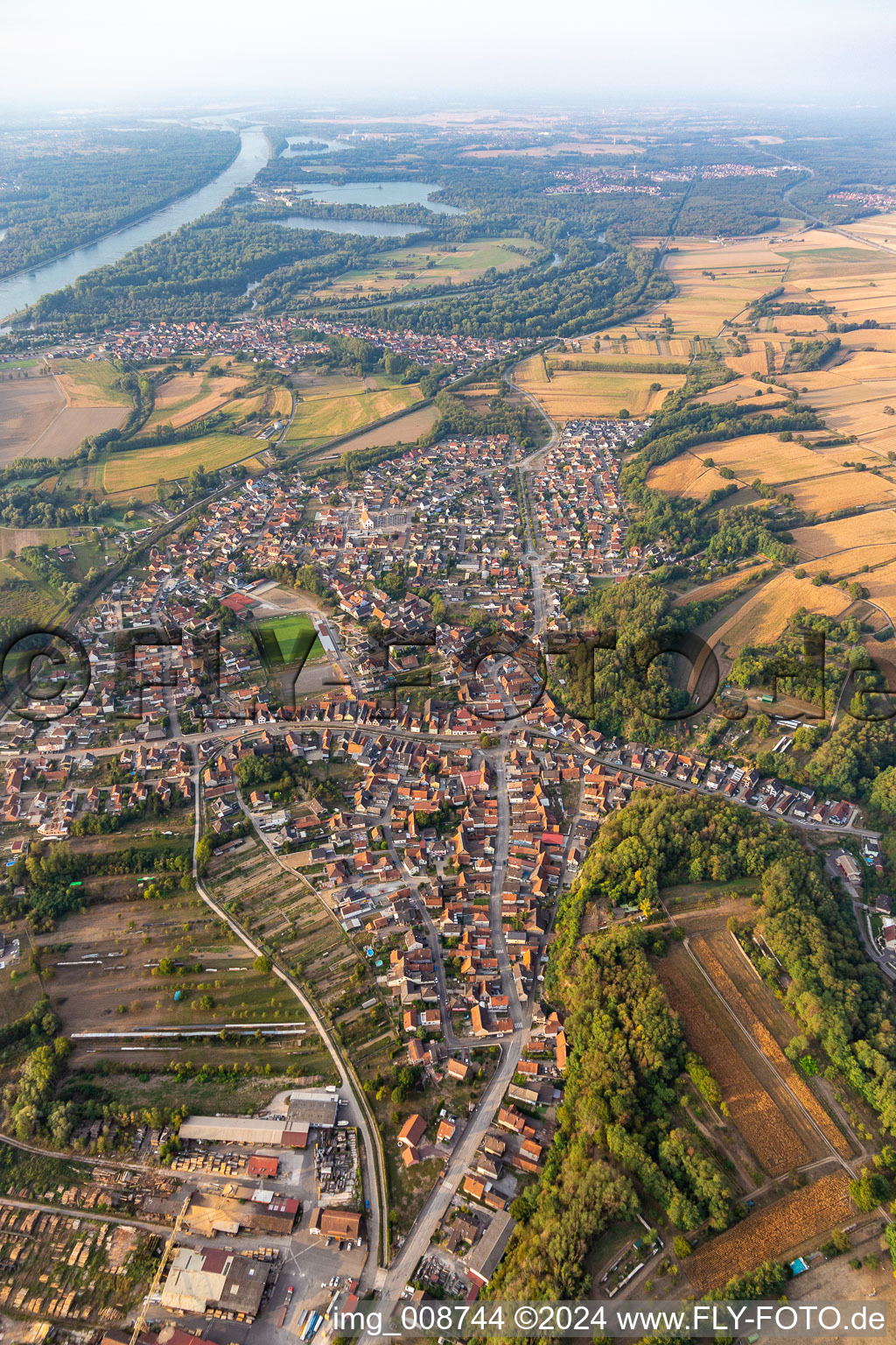 Dorfkern an den Fluß- Uferbereichen des Rhein in Mothern in Grand Est im Bundesland Bas-Rhin, Frankreich