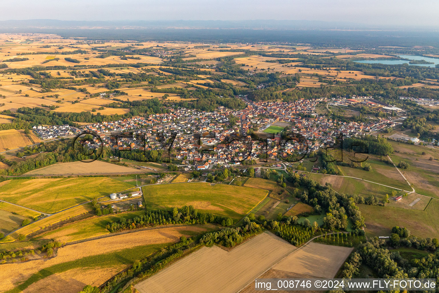 Luftbild von Dorfkern an den Fluß- Uferbereichen des Rhein in Mothern in Grand Est im Bundesland Bas-Rhin, Frankreich
