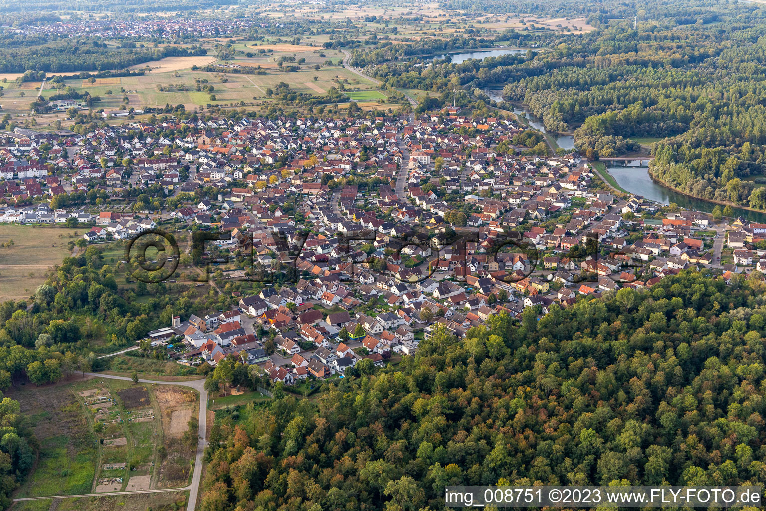 Luftbild von Ortskern am Uferbereich des Altrhein - Flußverlaufes in Plittersdorf in Rastatt im Bundesland Baden-Württemberg, Deutschland
