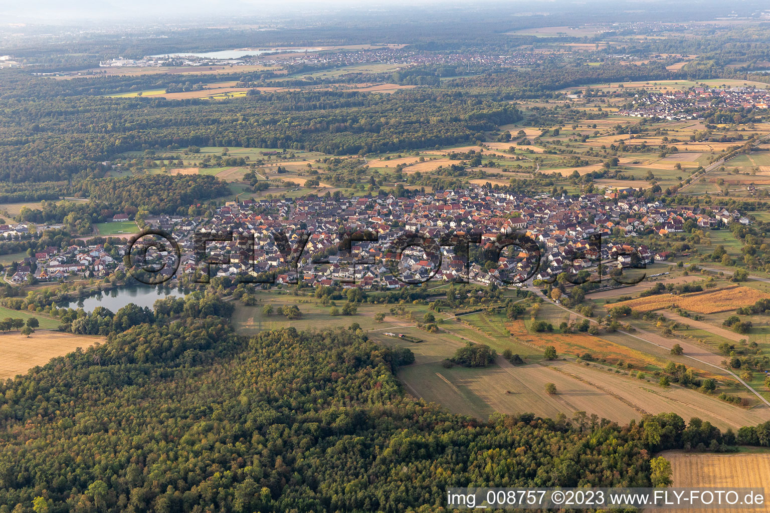 Von Norden im Ortsteil Ottersdorf in Rastatt im Bundesland Baden-Württemberg, Deutschland