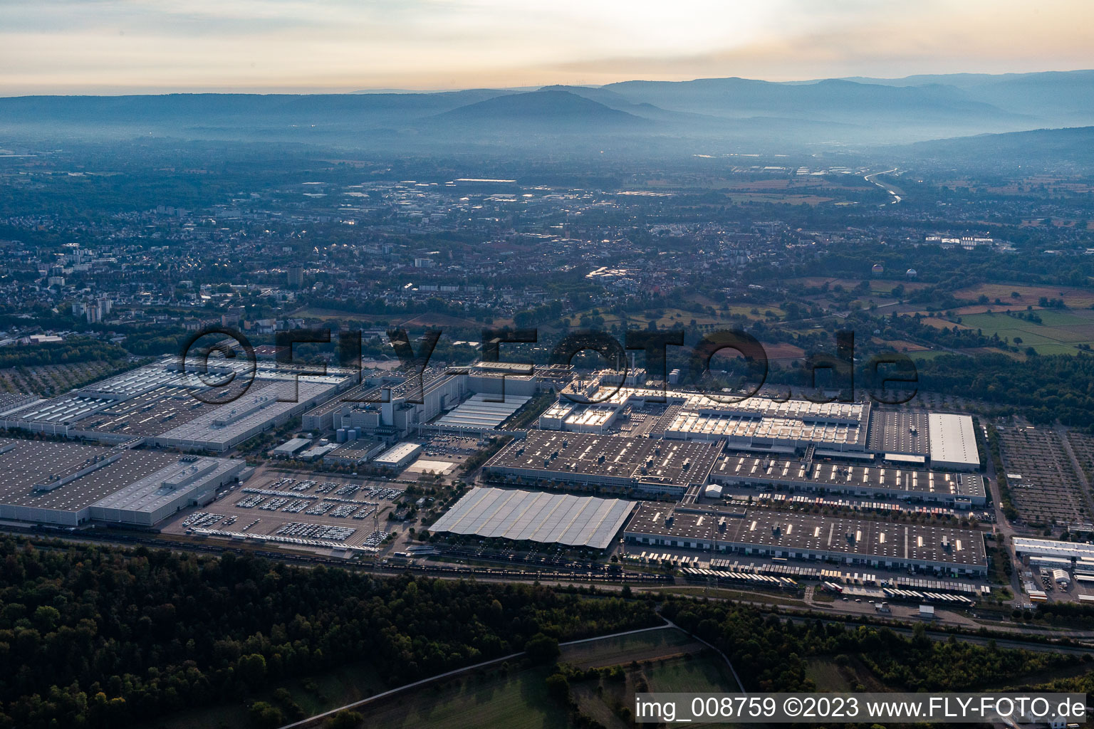 Gebäude und Produktionshallen auf dem Werksgelände des Mercedes Benz Werk Rastatt im Morgenlicht in Rastatt im Bundesland Baden-Württemberg, Deutschland