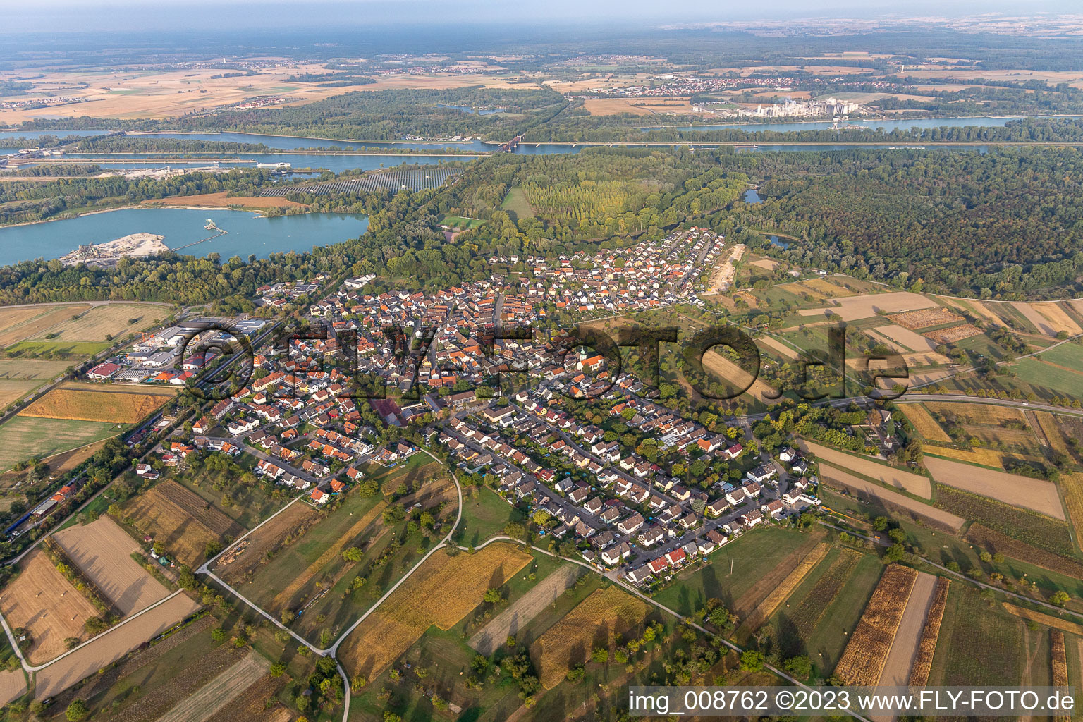 Luftbild von Dorfkern an den Fluß- Uferbereichen des Rhein in Wintersdorf in Rastatt im Bundesland Baden-Württemberg, Deutschland
